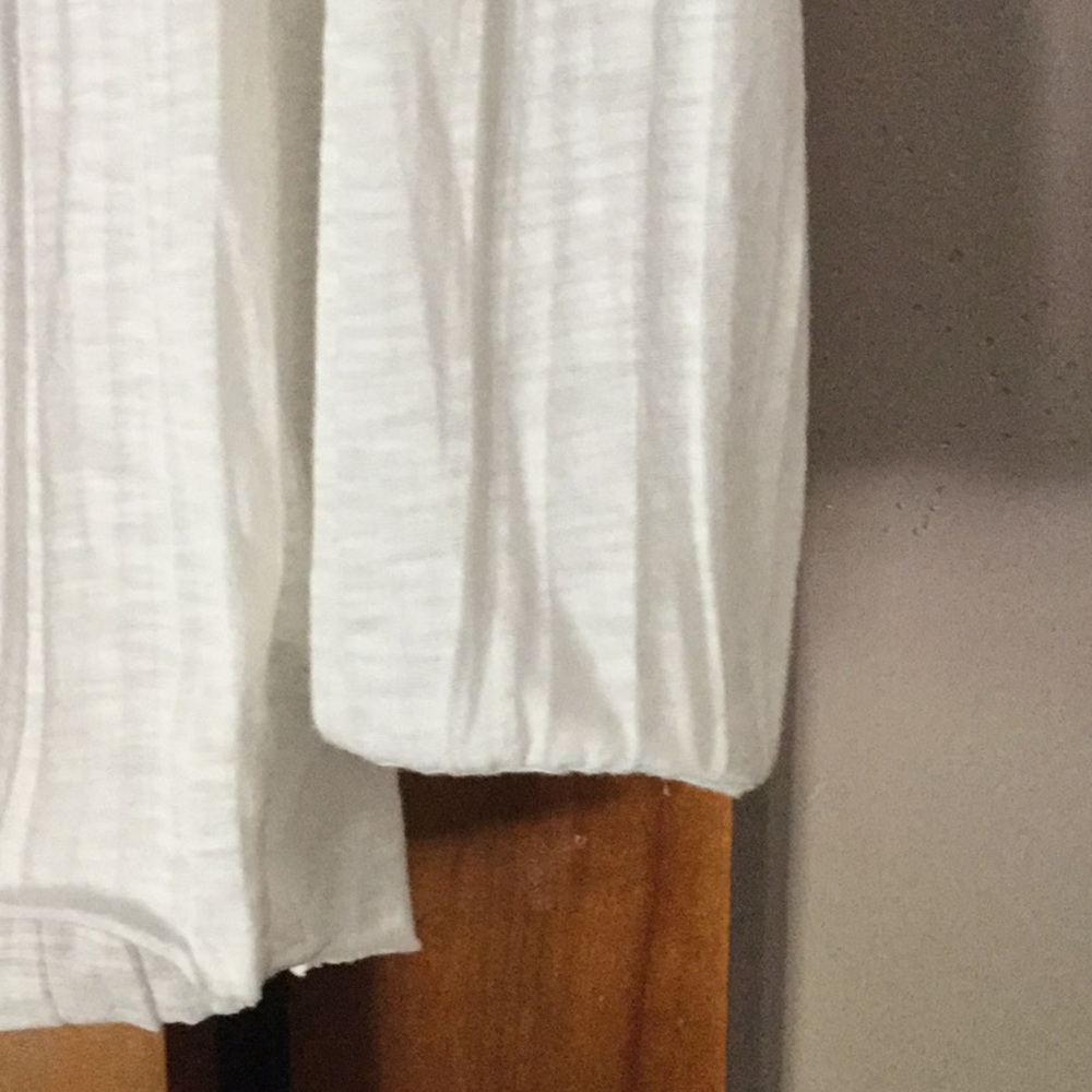 AE white peasant style blouse.      E010 - Picture 4 of 5